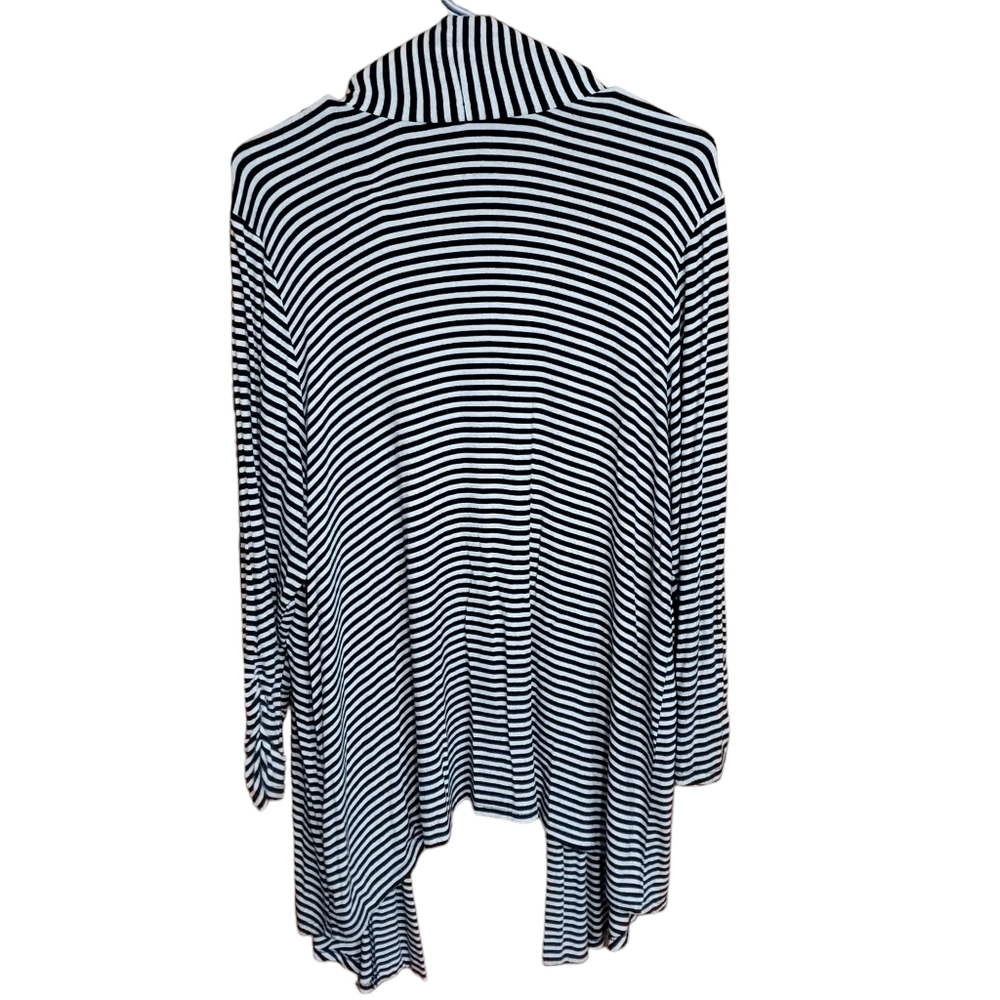 Torrid B&W rouched sleeve cardigan - Picture 3 of 14